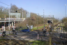 904100 Gezicht op de spoorwegovergang in de Eykmanlaan te Utrecht en het spoorwegknooppunt Blauwkapel West vanuit het ...